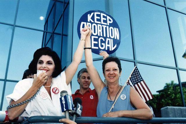  <strong>Norma McCorvey</strong> (derecha), demandante del caso Roe vs. Wade que ayudó a que el aborto sea legal en Estados Unidos. Foto: Bob Riha Jr 