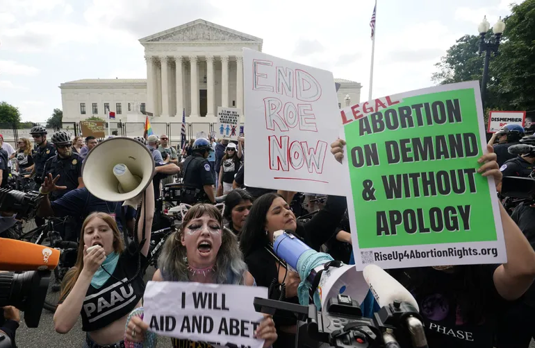En Washington, colectivos a favor del aborto protestaron en contra de la decisión de la Corte Suprema. Foto: AP   